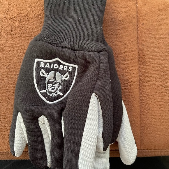 🆕Brand🆕Youth Raiders gloves.Authentic NFL GEAR from the RAIDERS STORE - Picture 4 of 4